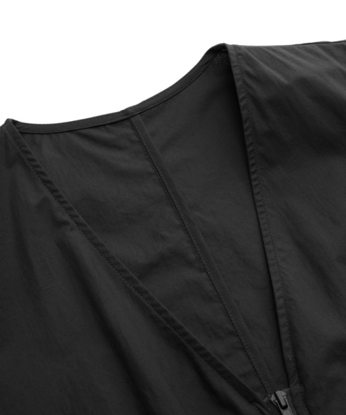 JNBY（ジェーエヌビーワイ）の「Utility V-neck Belted Jacket（ベスト・レディース・ブラック/ホワイト・36/38）」の19枚目の写真