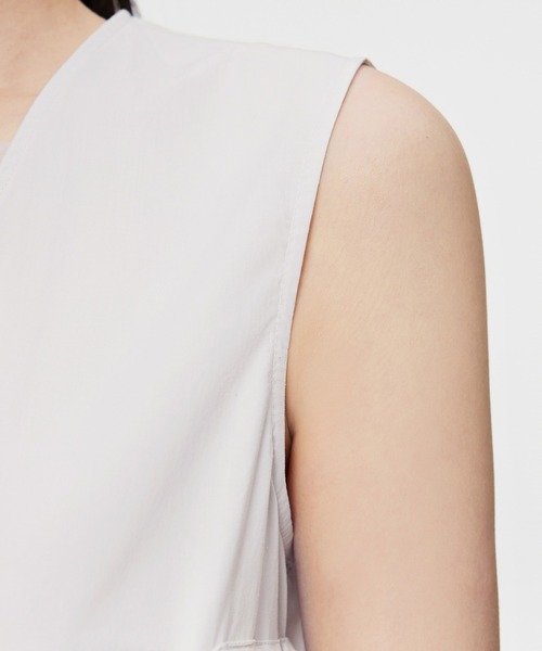 JNBY（ジェーエヌビーワイ）の「Utility V-neck Belted Jacket（ベスト・レディース・ブラック/ホワイト・36/38）」の7枚目の写真