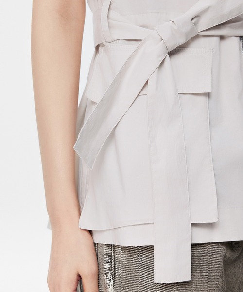 JNBY（ジェーエヌビーワイ）の「Utility V-neck Belted Jacket（ベスト・レディース・ブラック/ホワイト・36/38）」の8枚目の写真