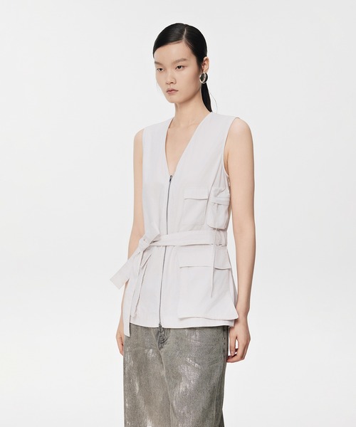 JNBY（ジェーエヌビーワイ）の「Utility V-neck Belted Jacket（ベスト・レディース・ブラック/ホワイト・36/38）」の3枚目の写真