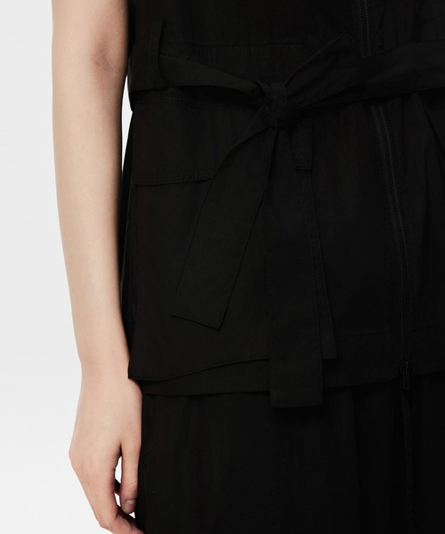 JNBY（ジェーエヌビーワイ）の「Utility V-neck Belted Jacket（ベスト・レディース・ブラック/ホワイト・36/38）」の17枚目の写真