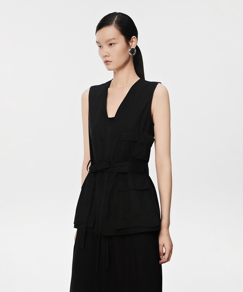 JNBY（ジェーエヌビーワイ）の「Utility V-neck Belted Jacket（ベスト・レディース・ブラック/ホワイト・36/38）」の12枚目の写真