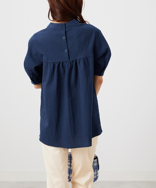 BELLUNA PLUS(ベルーナ)の「サッカー素材後ろボタンデザインブラウス(シャツ/ブラウス・レディース・ネイビー/ブラック系/ライトグレー系/ストライプ・MEDIUM/X-LARGE/LARGE)」の18枚目の写真