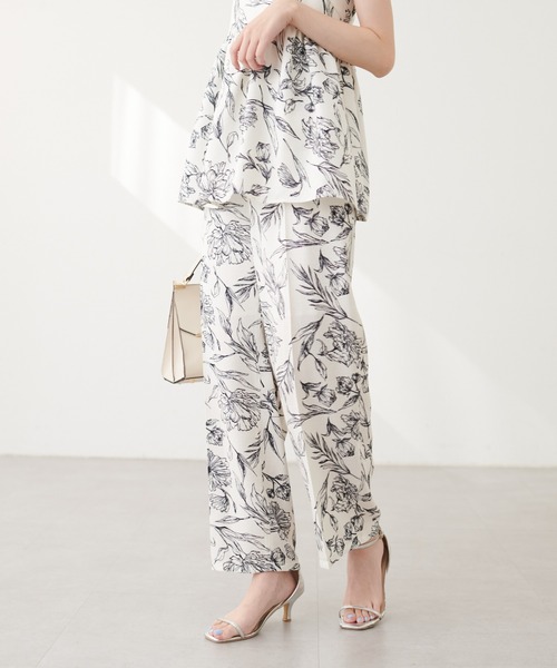 natural couture(ナチュラルクチュール)の「ブッチャー線画花柄タックパンツ(その他パンツ・レディース・ブラック/オフホワイト・FREE)」の4枚目の写真