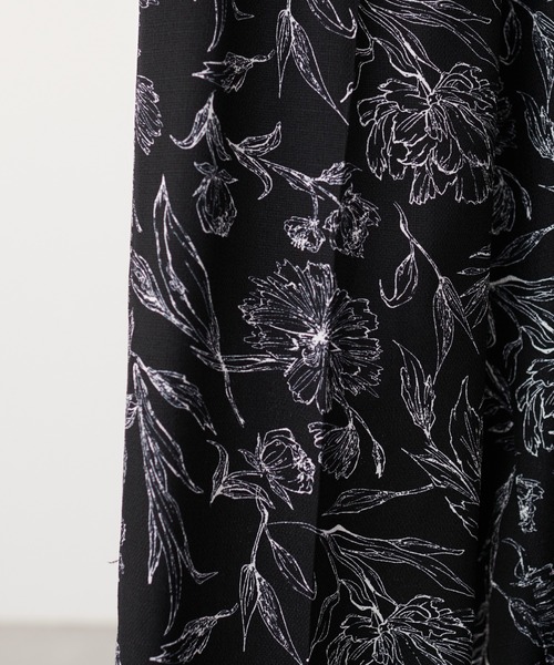natural couture(ナチュラルクチュール)の「ブッチャー線画花柄タックパンツ(その他パンツ・レディース・ブラック/オフホワイト・FREE)」の15枚目の写真