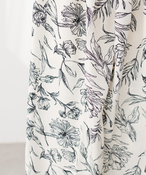 natural couture(ナチュラルクチュール)の「ブッチャー線画花柄タックパンツ(その他パンツ・レディース・ブラック/オフホワイト・FREE)」の10枚目の写真