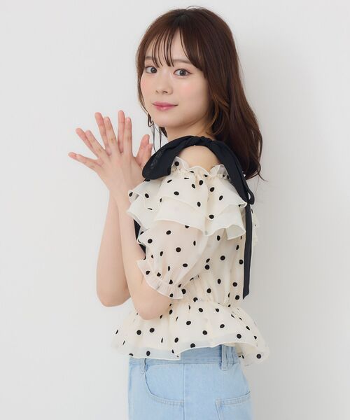 ems excite（エムズエキサイト）の「肩リボンフリルBL（シャツ/ブラウス・レディース・ブラック/グリーン/ホワイト系その他・FREE）」の12枚目の写真