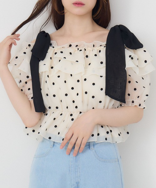 ems excite（エムズエキサイト）の「肩リボンフリルBL（シャツ/ブラウス・レディース・ブラック/グリーン/ホワイト系その他・FREE）」の2枚目の写真