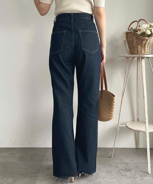 apres jour(アプレジュール)の「アシメスリットフレアデニムパンツ【ZOZOTOWN限定アイテム】(デニムパンツ・レディース・インディゴブルー/ライトブルー・X-LARGE/MEDIUM/SMALL)」の4枚目の写真