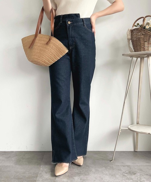 apres jour(アプレジュール)の「アシメスリットフレアデニムパンツ【ZOZOTOWN限定アイテム】(デニムパンツ・レディース・インディゴブルー/ライトブルー・X-LARGE/MEDIUM/SMALL)」の5枚目の写真