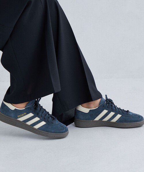adidas Originals(アディダスオリジナルス)の「<adidas Originals>ハンドボール スペツィアル / HANDBALL SPEZIAL スニーカー(スニーカー・レディース・ネイビー・22.5cm/23cm/23.5cm/24cm/25cm/24.5cm)」の1枚目の写真