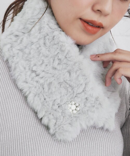 index(インデックス)の「ビジュー付きファーティペット(ストール/ショール・レディース・オフホワイト/ライトグレー/ベージュ・00)」の11枚目の写真