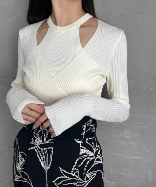 tolene(トレネ)の「フェイクレイヤード ロングスリーブデザインリブニット(ニット/セーター・レディース・オフホワイト/ブラック/チャコール・FREE)」の2枚目の写真