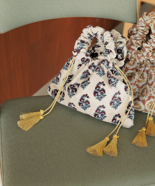 BAYFLOW（ベイフロー）の「※[ペットボトルも入る]プリントベルベット巾着（ハンドバッグ・レディース・ブルーグレー/ホワイト・FREE）」の2枚目の写真