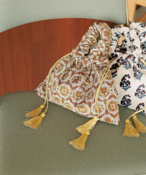 BAYFLOW（ベイフロー）の「※[ペットボトルも入る]プリントベルベット巾着（ハンドバッグ・レディース・ブルーグレー/ホワイト・FREE）」の13枚目の写真