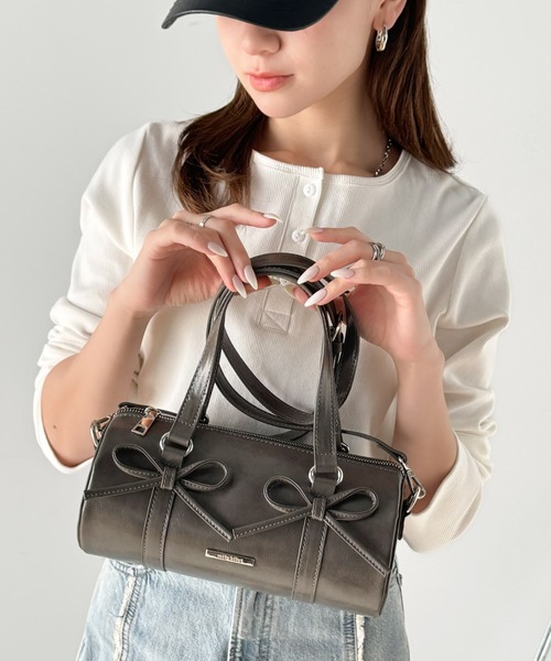 mily bilet（ミウィビレット）の「【mily bilet】目を惹く可愛さ♪リボンデザイン筒型フェイクレザー２WAYショルダーバッグ（ショルダーバッグ・レディース・カーキ/ブラック/ベージュ・ONE SIZE）」の3枚目の写真