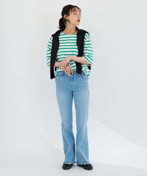 SMILE LAND(スマイルランド)の「<大きいサイズ>すごのびストレッチデニムブーツカットパンツ(ゆったり太もも)【股下68cmj】(デニムパンツ・レディース・ライトブルー/ネイビー/ブルー・4L/3L/L/5L/LL/S/M)」の4枚目の写真