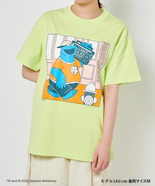 SESAME STREET(セサミストリート)の「【UNISEX】クッキーモンスター アートTシャツ(RADIO)(Tシャツ/カットソー・レディース・ライム/ブラック・MEDIUM/LARGE)」の1枚目の写真