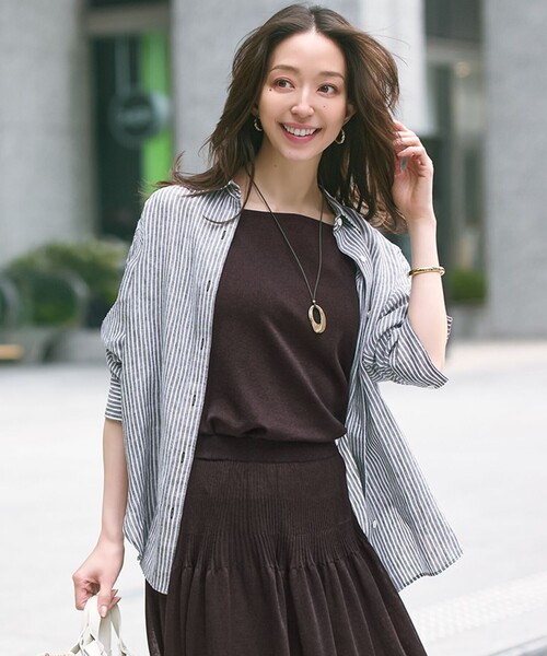 23区 S(ニジュウサンクチイサイサイズ)の「LIBECO ベーシック シャツ(シャツ/ブラウス・レディース・ホワイト系/ネイビー系/オレンジ系1/ダークグリーン系1/ダークブラウン系1/ローズ系/ベージュ系/ふじ色系1・32)」の3枚目の写真