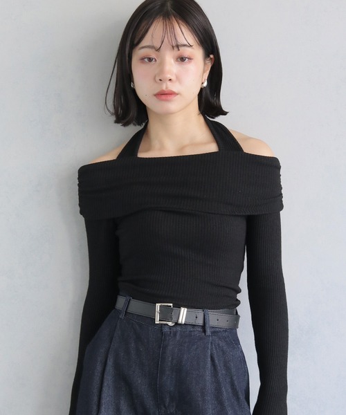 cheriella(シェリエラ)の「【cheriella】前後2wayチョーカーオフショルリブトップス 2-WAY CHOKER OFF-SHOULDER RIB TOPS(Tシャツ/カットソー・レディース・ブラック/アイボリー・M)」の2枚目の写真
