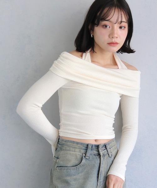 cheriella(シェリエラ)の「【cheriella】前後2wayチョーカーオフショルリブトップス 2-WAY CHOKER OFF-SHOULDER RIB TOPS(Tシャツ/カットソー・レディース・ブラック/アイボリー・M)」の4枚目の写真