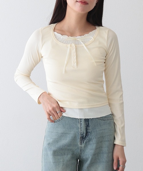 Lace Ladies(レースレディース)の「リボン付き フリル ヘンリーネック ドッキング プルオーバー(Tシャツ/カットソー・レディース・グレー/ブラック/アイボリー・XL/M)」の2枚目の写真