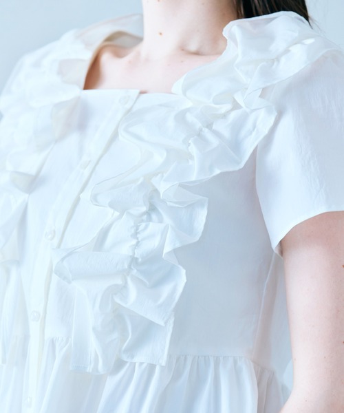 Audie a Muses（オーディアミューズ）の「【セットアップ対応】ギャザーフリルブラウス（シャツ/ブラウス・レディース・オフホワイト/カーキ/ネイビー・42/38）」の2枚目の写真