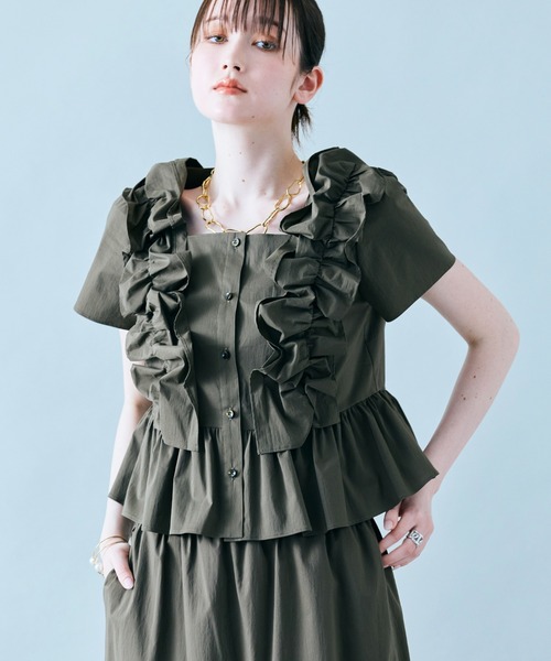 Audie a Muses（オーディアミューズ）の「【セットアップ対応】ギャザーフリルブラウス（シャツ/ブラウス・レディース・オフホワイト/カーキ/ネイビー・42/38）」の3枚目の写真
