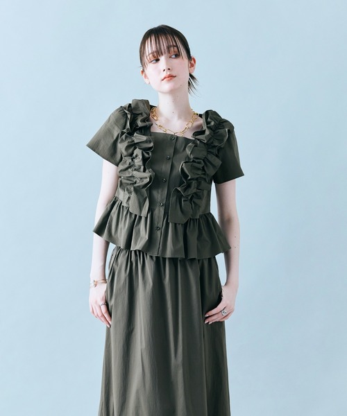 Audie a Muses（オーディアミューズ）の「【セットアップ対応】ギャザーフリルブラウス（シャツ/ブラウス・レディース・オフホワイト/カーキ/ネイビー・42/38）」の15枚目の写真