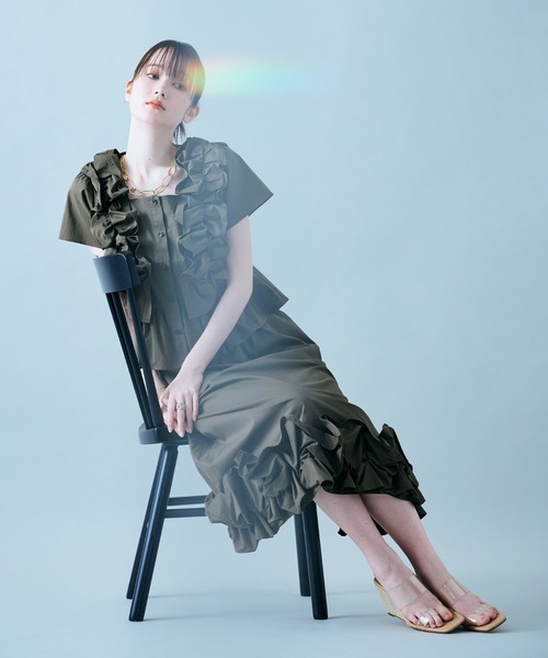 Audie a Muses（オーディアミューズ）の「【セットアップ対応】ギャザーフリルブラウス（シャツ/ブラウス・レディース・オフホワイト/カーキ/ネイビー・42/38）」の16枚目の写真