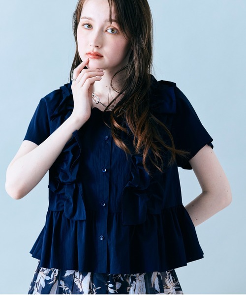 Audie a Muses（オーディアミューズ）の「【セットアップ対応】ギャザーフリルブラウス（シャツ/ブラウス・レディース・オフホワイト/カーキ/ネイビー・42/38）」の13枚目の写真
