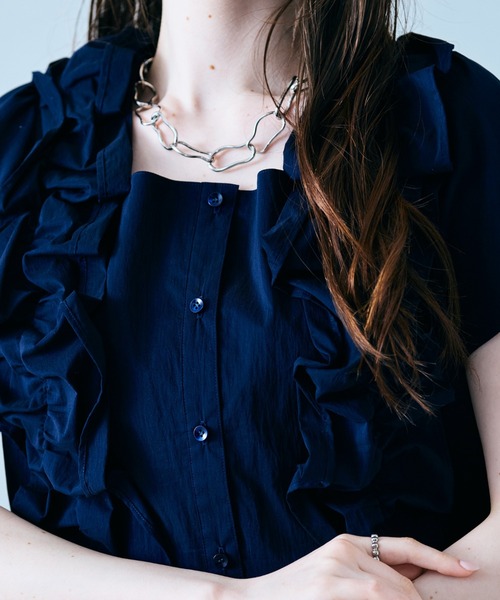 Audie a Muses（オーディアミューズ）の「【セットアップ対応】ギャザーフリルブラウス（シャツ/ブラウス・レディース・オフホワイト/カーキ/ネイビー・42/38）」の12枚目の写真