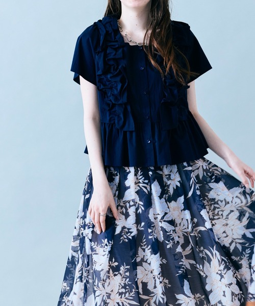 Audie a Muses（オーディアミューズ）の「【セットアップ対応】ギャザーフリルブラウス（シャツ/ブラウス・レディース・オフホワイト/カーキ/ネイビー・42/38）」の4枚目の写真