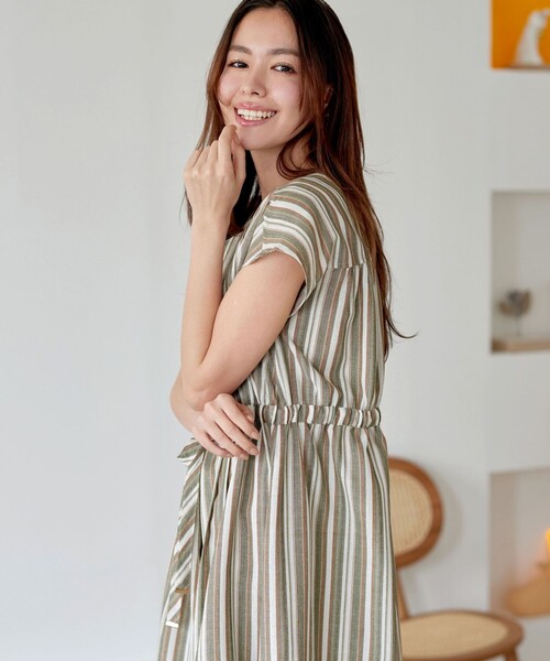 Tiaclasse（ティアクラッセ）の「麻調前開きフレンチワンピース（ワンピース・レディース・カーキ系/ネイビー/グリーン系/ネイビー系・XL/XXL）」の13枚目の写真