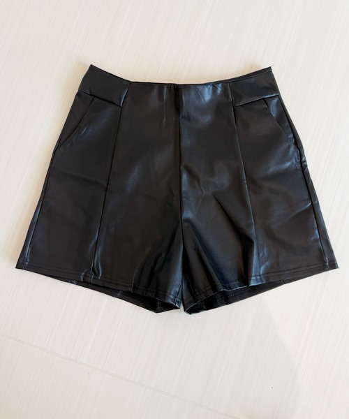 DiamondHearts(ダイヤモンドハーツ)の「PUレザーショートパンツ(その他パンツ・レディース・ブラック・SMALL/MEDIUM/LARGE)」の5枚目の写真
