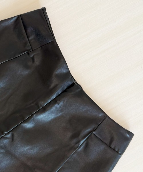 DiamondHearts(ダイヤモンドハーツ)の「PUレザーショートパンツ(その他パンツ・レディース・ブラック・SMALL/MEDIUM/LARGE)」の7枚目の写真