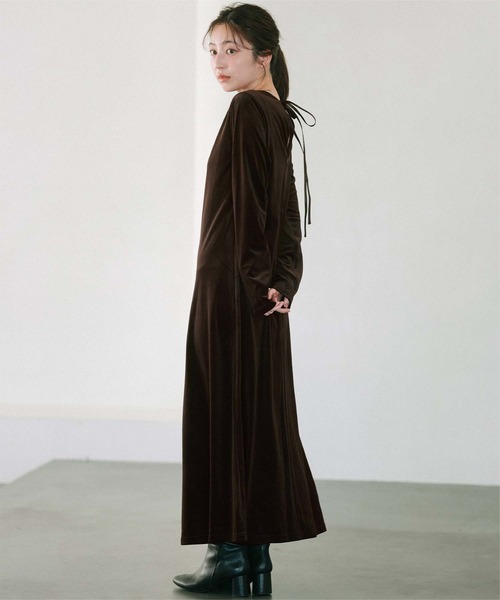 UR'S（ユアーズ）の「バックリボンフィットアンドフレアベロアワンピース（ワンピース・レディース・ブラウン/ブラック・S/M/L）」の16枚目の写真