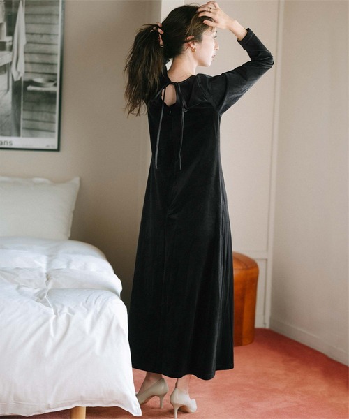 UR'S（ユアーズ）の「バックリボンフィットアンドフレアベロアワンピース（ワンピース・レディース・ブラウン/ブラック・S/M/L）」の4枚目の写真