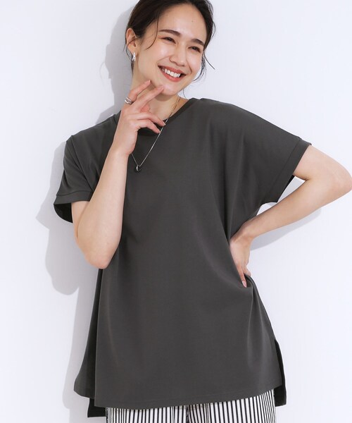 SHOO・LA・RUE（シューラルー）の「【洗える/S-LL/ひんやり/UV】汗をかいても気になりにくい スリットトップス（Tシャツ/カットソー・レディース・ホワイト/グリーン/ブラック/ベビーピンク/チャコールグレー/ブルー・01/04/03/02）」の3枚目の写真