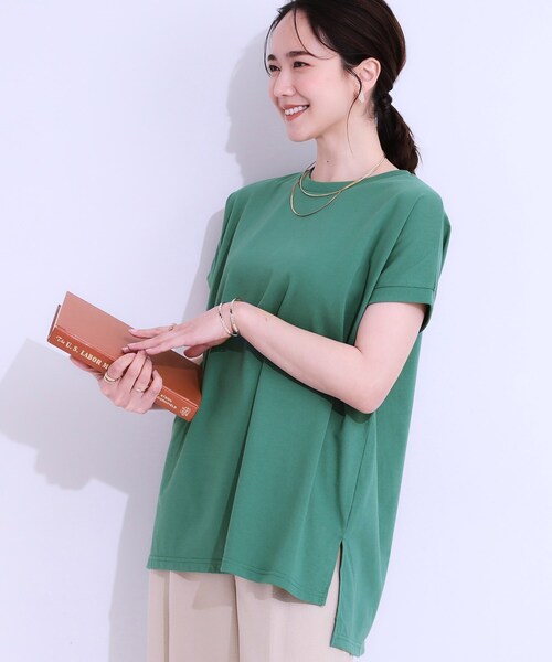 SHOO・LA・RUE（シューラルー）の「【洗える/S-LL/ひんやり/UV】汗をかいても気になりにくい スリットトップス（Tシャツ/カットソー・レディース・ホワイト/グリーン/ブラック/ベビーピンク/チャコールグレー/ブルー・01/04/03/02）」の4枚目の写真