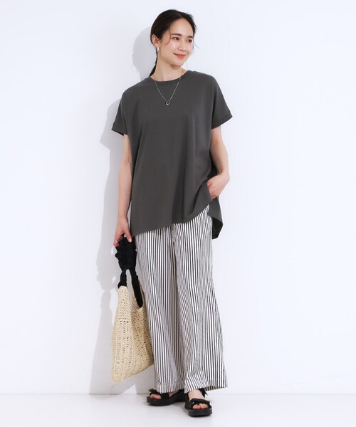 SHOO・LA・RUE（シューラルー）の「【洗える/S-LL/ひんやり/UV】汗をかいても気になりにくい スリットトップス（Tシャツ/カットソー・レディース・ホワイト/グリーン/ブラック/ベビーピンク/チャコールグレー/ブルー・01/04/03/02）」の17枚目の写真