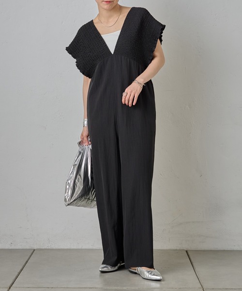 COLONY 2139（コロニートゥーワンスリーナイン）の「シャーリングオールインワン（つなぎ/オールインワン・レディース・ブラック/グレイッシュベージュ・FREE）」の3枚目の写真