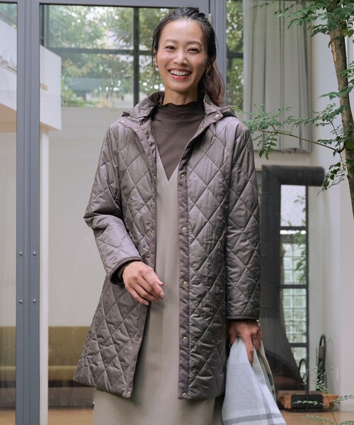 J.PRESS Ladies(J.プレス レディス)の「【WEB限定カラーあり・2way】コンパクトタフタキルティング フーデッド コート(その他アウター・レディース・ネイビー系/ブラック系/グレー系/アイボリー系/ベージュ系・S/XS)」の3枚目の写真