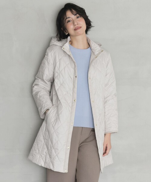 J.PRESS Ladies(J.プレス レディス)の「【WEB限定カラーあり・2way】コンパクトタフタキルティング フーデッド コート(その他アウター・レディース・ネイビー系/ブラック系/グレー系/アイボリー系/ベージュ系・S/XS)」の1枚目の写真