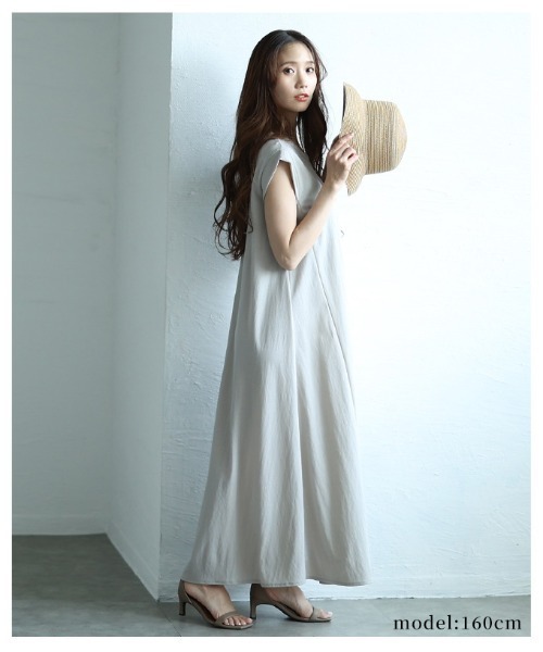 Sawa a la mode(サワアラモード)の「接触冷感フレンチスリーブフレアワンピース(ワンピース・レディース・ベージュ/ブルー系/ブラック・FREE)」の6枚目の写真