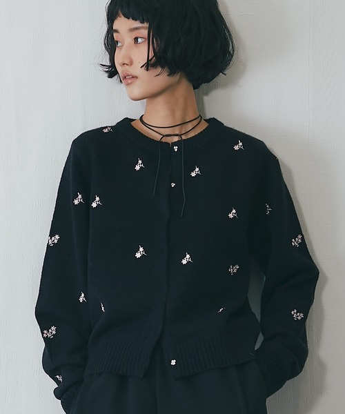ANOTHER S（アナザーエス）の「花柄刺繍カーディガン（カーディガン/ボレロ・レディース・ブラック/チャコールグレー/ネイビー/ブラウン・FREE）」の2枚目の写真