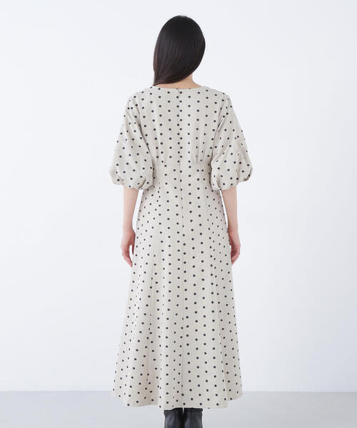 NATURAL BEAUTY BASIC(ナチュラルビューティーベーシック)の「◇【BLANC】ドット刺繍タフタワンピース(ワンピース・レディース・ベージュ系その他/グレー系その他・MEDIUM/P/S)」の10枚目の写真