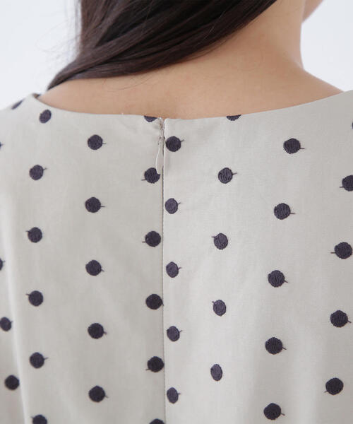 NATURAL BEAUTY BASIC(ナチュラルビューティーベーシック)の「◇【BLANC】ドット刺繍タフタワンピース(ワンピース・レディース・ベージュ系その他/グレー系その他・MEDIUM/P/S)」の8枚目の写真