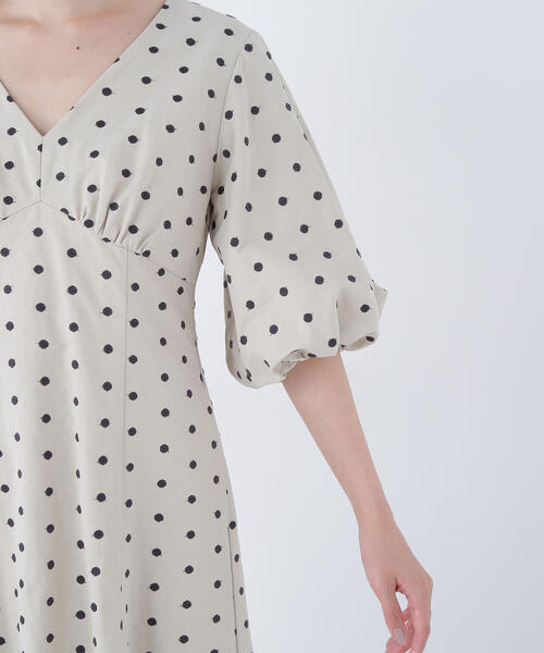 NATURAL BEAUTY BASIC(ナチュラルビューティーベーシック)の「◇【BLANC】ドット刺繍タフタワンピース(ワンピース・レディース・ベージュ系その他/グレー系その他・MEDIUM/P/S)」の7枚目の写真