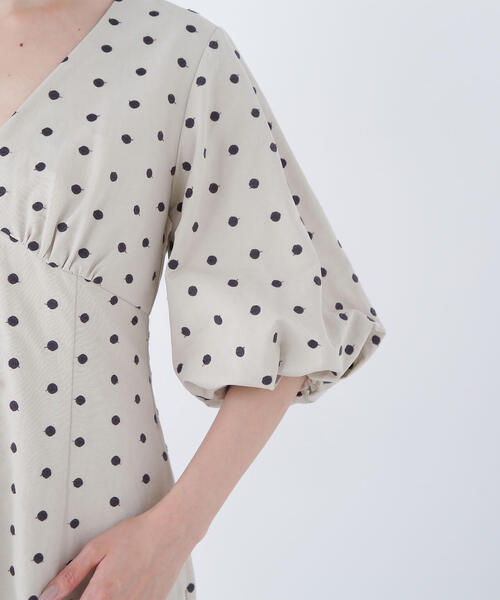 NATURAL BEAUTY BASIC(ナチュラルビューティーベーシック)の「◇【BLANC】ドット刺繍タフタワンピース(ワンピース・レディース・ベージュ系その他/グレー系その他・MEDIUM/P/S)」の5枚目の写真